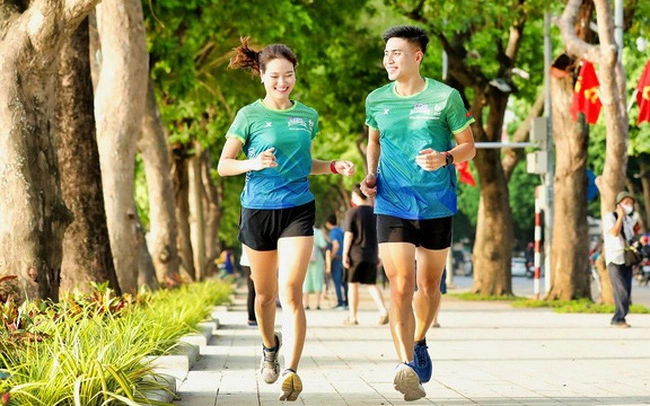 Áo training 2024 sử dụng trong bộ môn chạy bộ